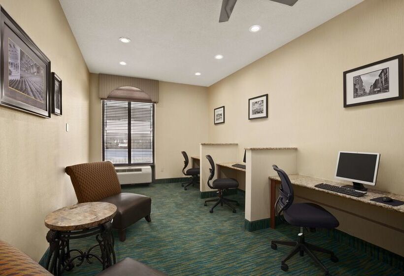 هتل Days Inn By Wyndham Baltimore Inner Harbor