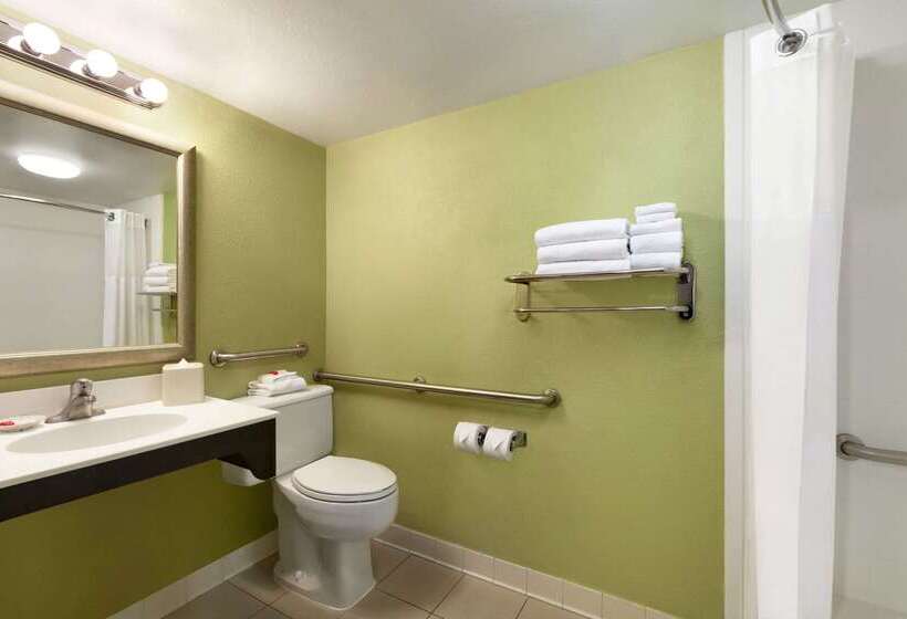 בית מלון כפרי Days Inn By Wyndham Baltimore Inner Harbor