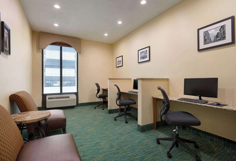 בית מלון כפרי Days Inn By Wyndham Baltimore Inner Harbor