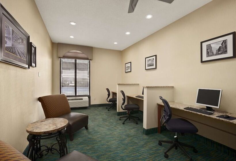 בית מלון כפרי Days Inn By Wyndham Baltimore Inner Harbor