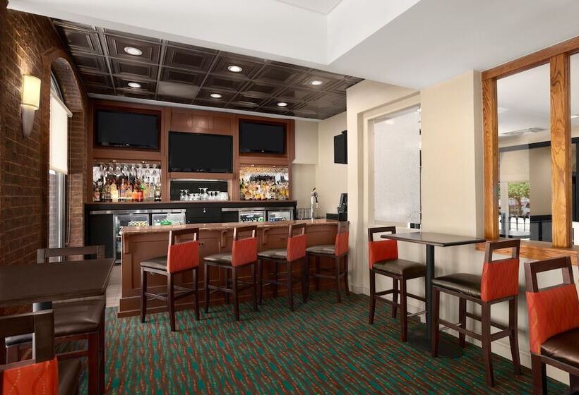 هتل Days Inn By Wyndham Baltimore Inner Harbor