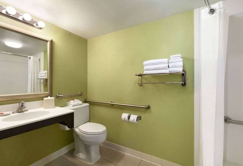 בית מלון כפרי Days Inn By Wyndham Baltimore Inner Harbor