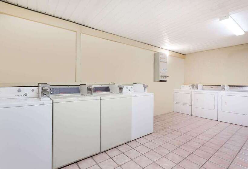 호텔 Days Inn By Wyndham Byron