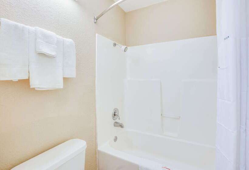 فندق Days Inn By Wyndham Newport