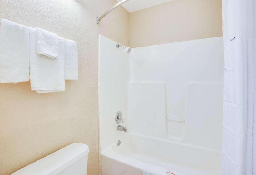 فندق Days Inn By Wyndham Newport