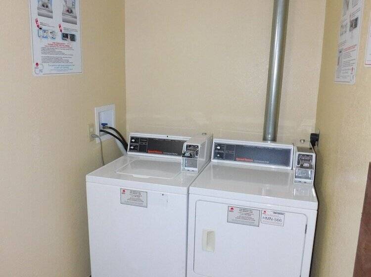 Отель Days Inn By Wyndham Newton