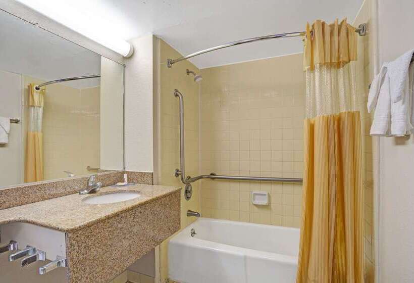 هتل Days Inn By Wyndham Norfolk Military Circle