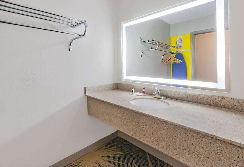 فندق Days Inn By Wyndham Roanoke Near I81