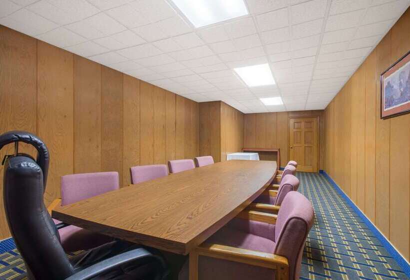 هتل Days Inn By Wyndham Roanoke Near I81