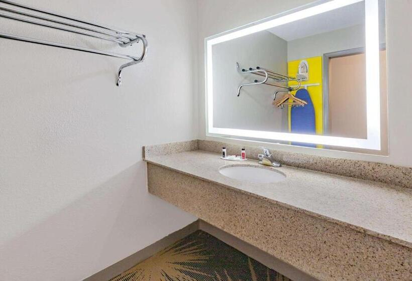 فندق Days Inn By Wyndham Roanoke Near I81