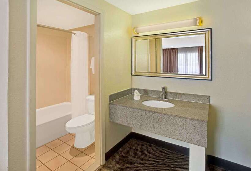 בית מלון כפרי Days Inn By Wyndham Silver Spring