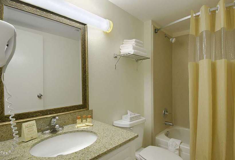 בית מלון כפרי Days Inn By Wyndham Silver Spring