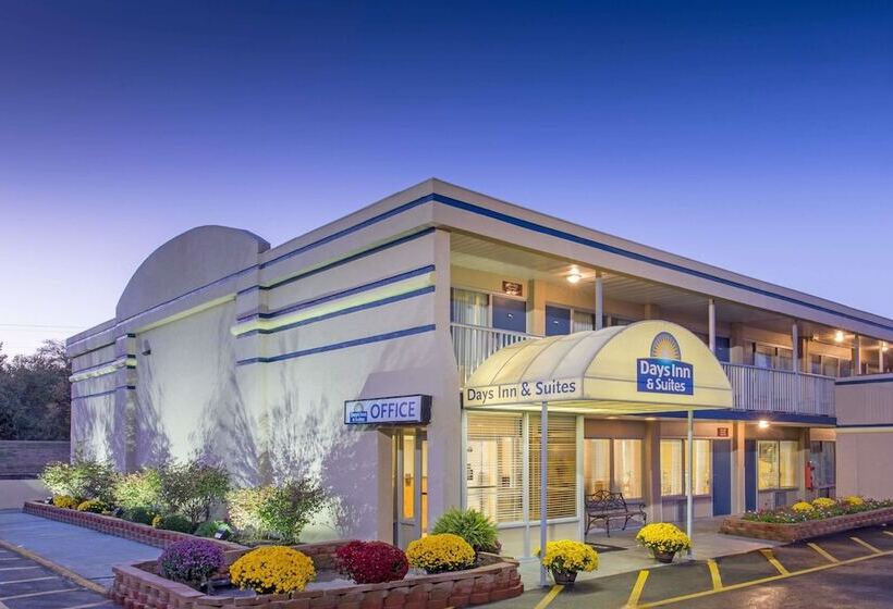 فندق Days Inn & Suites By Wyndham Dayton North