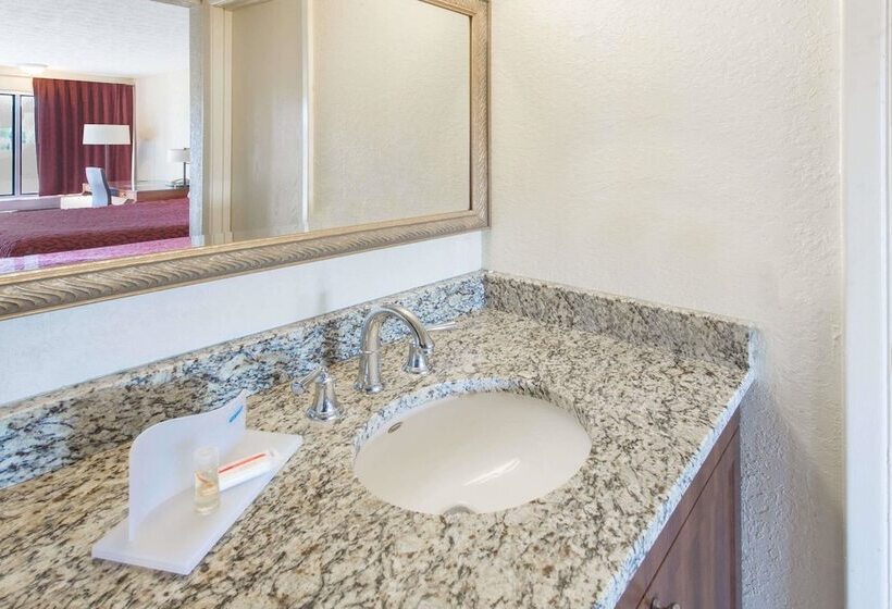 فندق Days Inn & Suites By Wyndham Dayton North