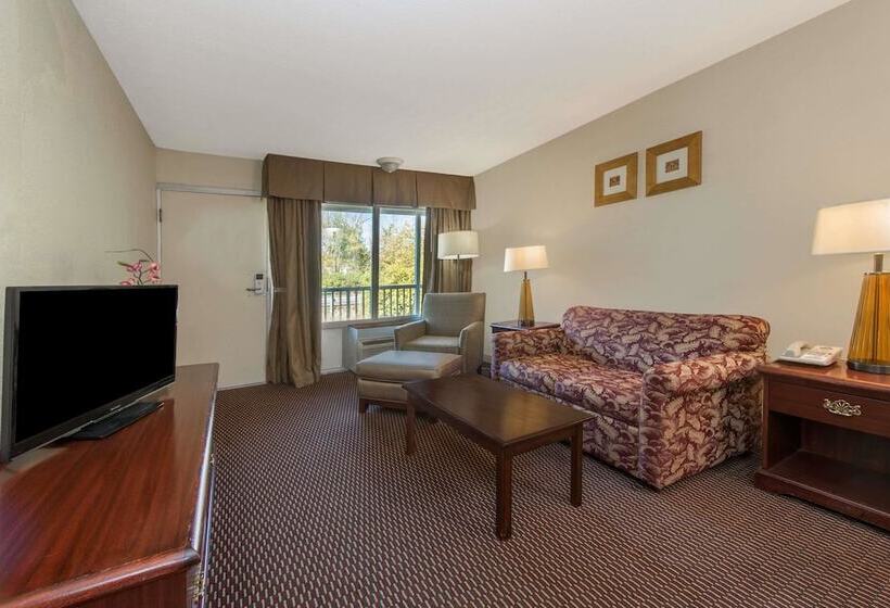 فندق Days Inn & Suites By Wyndham Dayton North