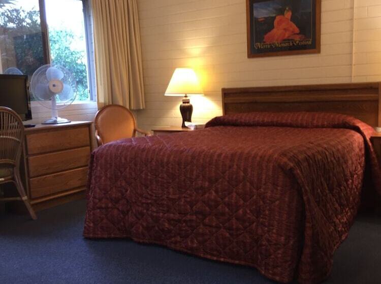 Отель Dolphin Bay