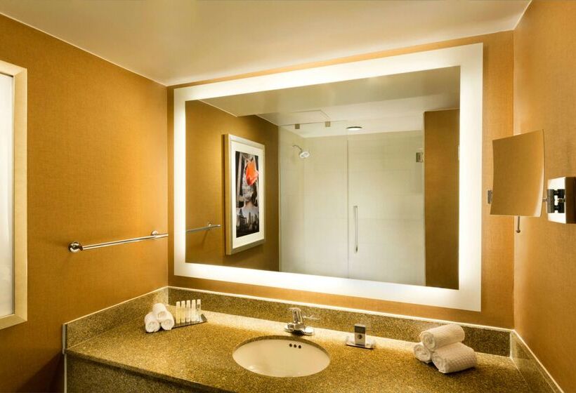 Отель Doubletree By Hilton Dallascampbell Centre