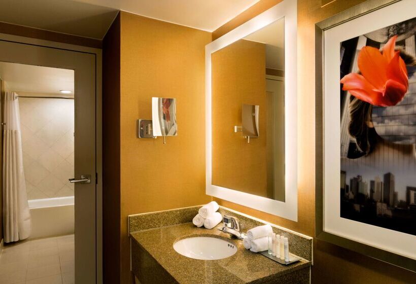 Отель Doubletree By Hilton Dallascampbell Centre