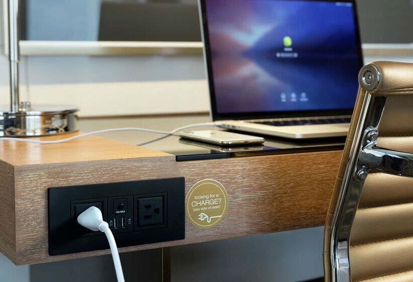 Отель Doubletree By Hilton Dallascampbell Centre