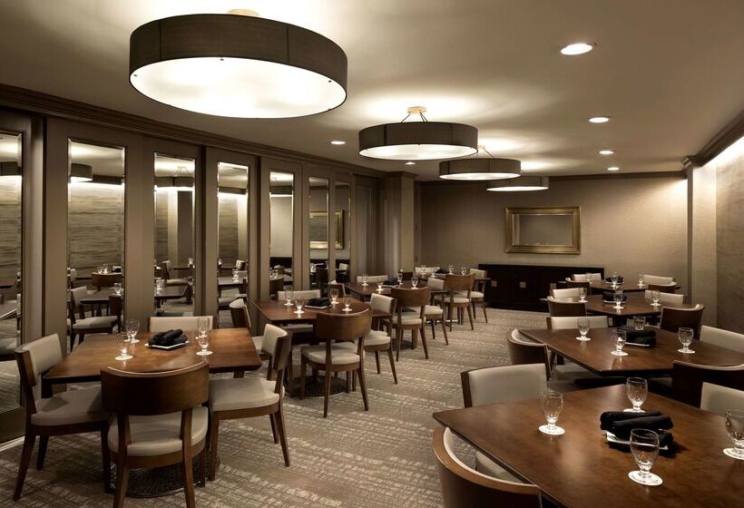 Отель Doubletree By Hilton Dallascampbell Centre