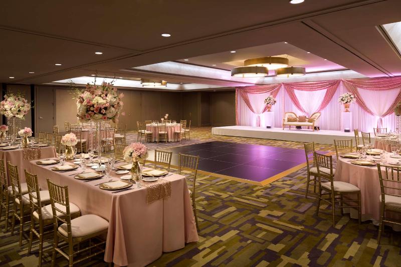 Отель Doubletree By Hilton Dallascampbell Centre