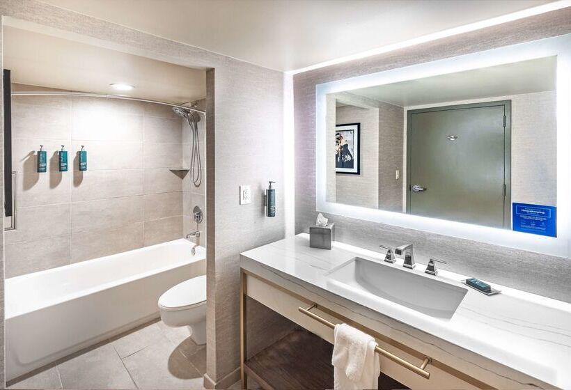 فندق Doubletree By Hilton Tulsa Downtown