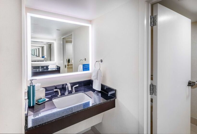 فندق Doubletree By Hilton Tulsa Downtown