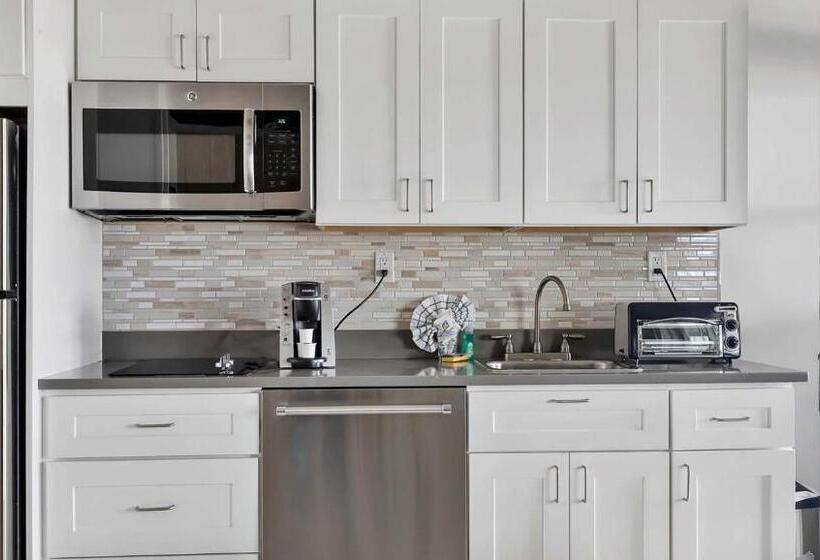 فندق Driftwood Resort On The Ocean