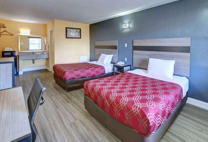 هتل Econo Lodge At Military Circle