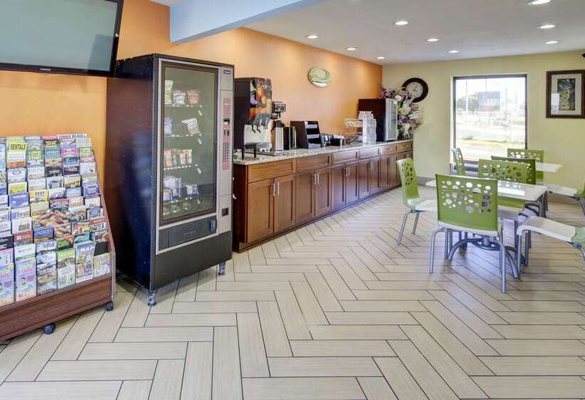 هتل Econo Lodge At Military Circle