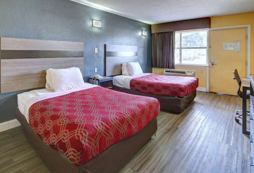 בית מלון כפרי Econo Lodge At Military Circle