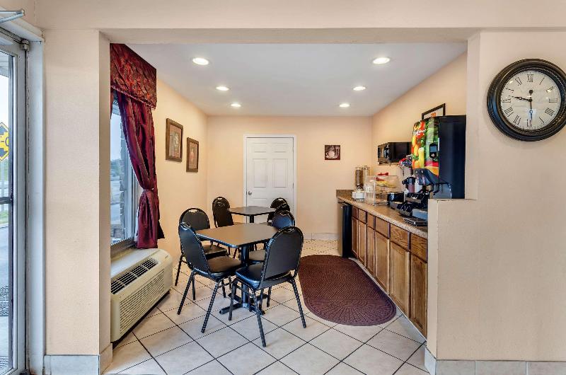 فندق Econo Lodge Civic Center