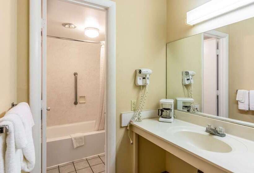 فندق Econo Lodge East