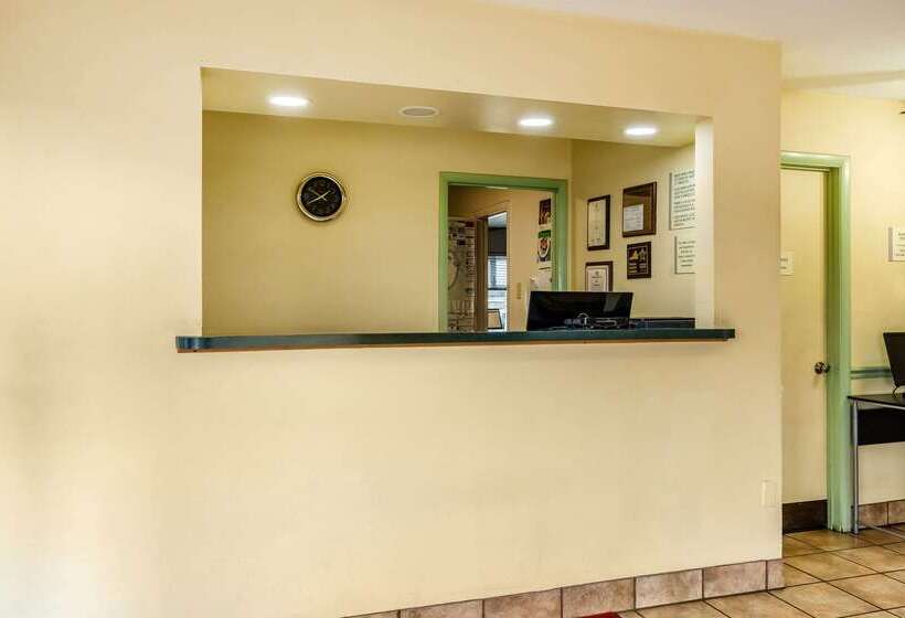 فندق Econo Lodge East