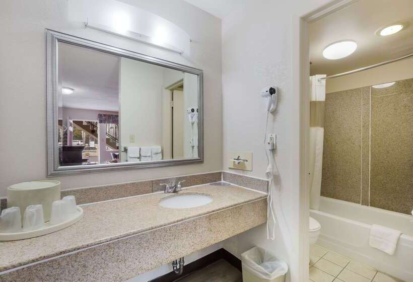 هتل Econo Lodge Historic Area