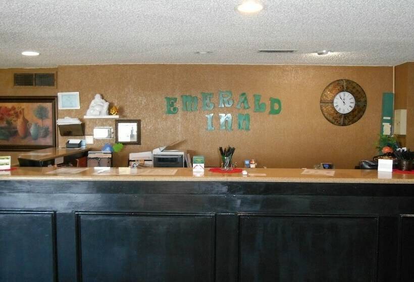 בית מלון כפרי Econo Lodge Inn & Suites