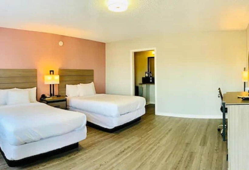 فندق Econo Lodge Inn & Suites