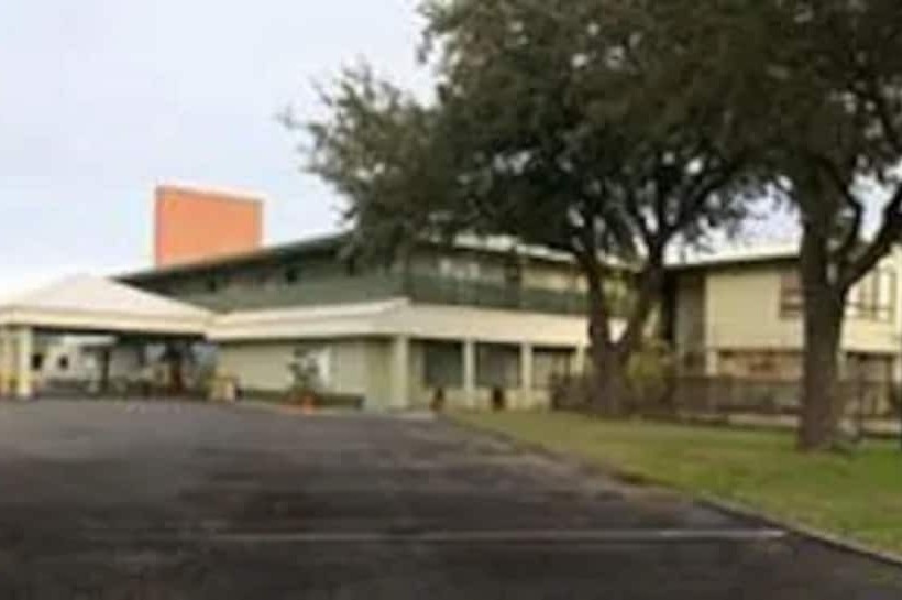 בית מלון כפרי Econo Lodge Inn & Suites