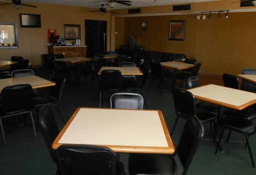 בית מלון כפרי Econo Lodge Inn & Suites