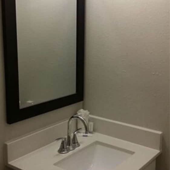 فندق Econo Lodge Inn & Suites