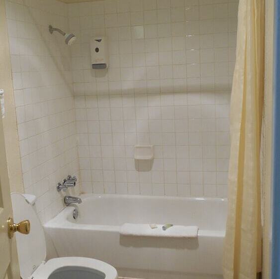 בית מלון כפרי Econo Lodge Inn & Suites