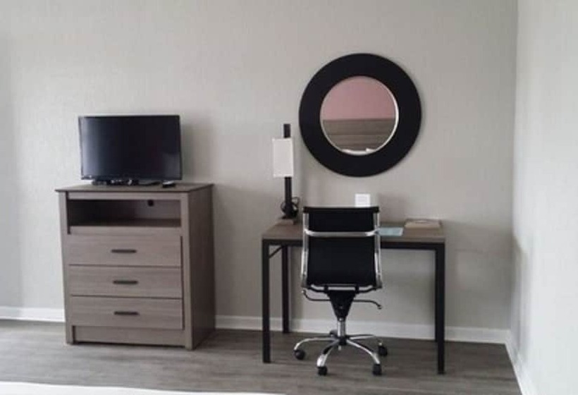 فندق Econo Lodge Inn & Suites