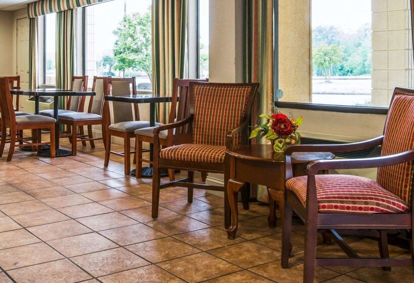 هتل Econo Lodge Inn & Suites At Fort Moore