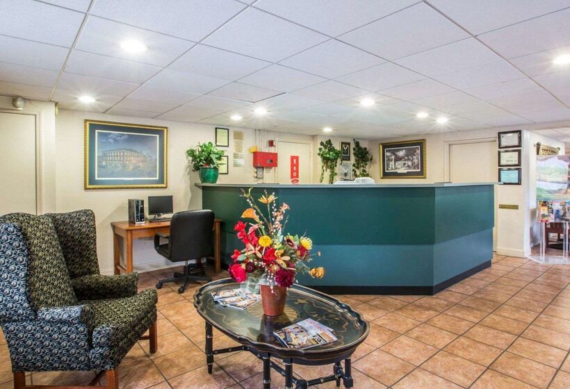 هتل Econo Lodge Inn & Suites At Fort Moore