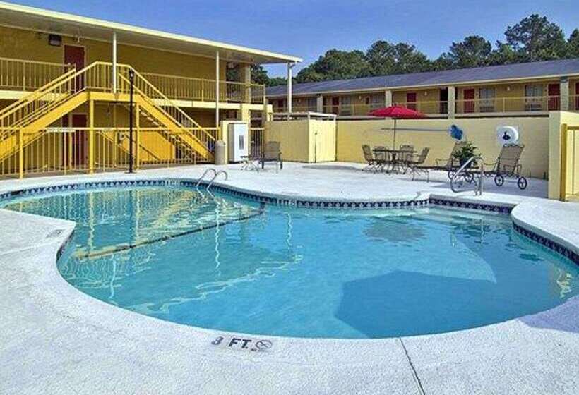 هتل Econo Lodge Inn & Suites At Fort Moore