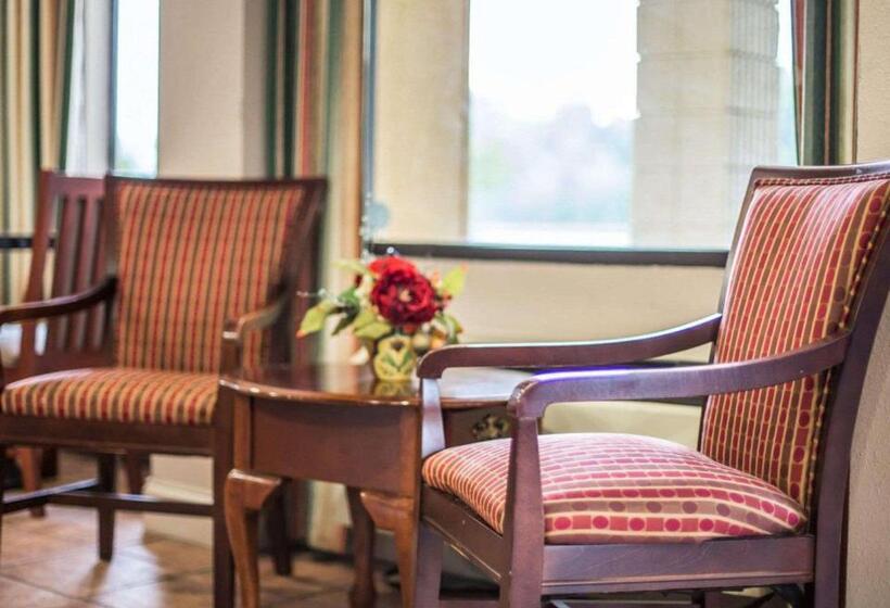 هتل Econo Lodge Inn & Suites At Fort Moore