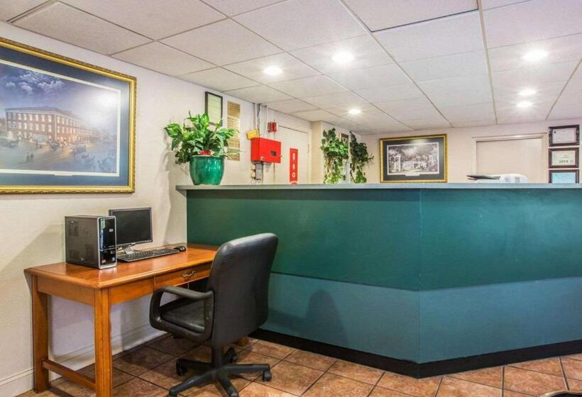 酒店 Econo Lodge Inn & Suites At Fort Moore