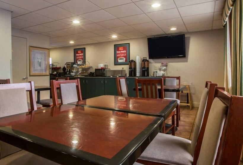 هتل Econo Lodge Inn & Suites At Fort Moore