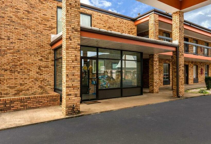 فندق Econo Lodge Inn & Suites