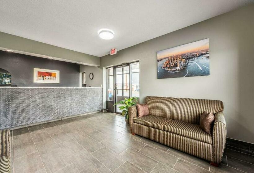 فندق Econo Lodge Inn & Suites